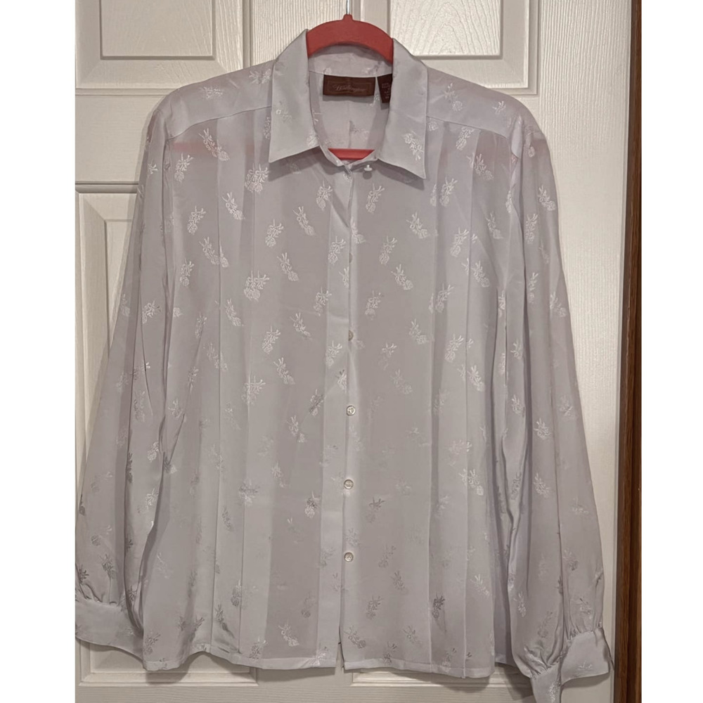 Worthington Women's White Blouse Pleated Floral Size 18 25" Long x 23" PTP